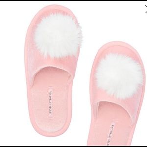 SOLD‼️ Victoria’s Secret Pink PomPom Slippers